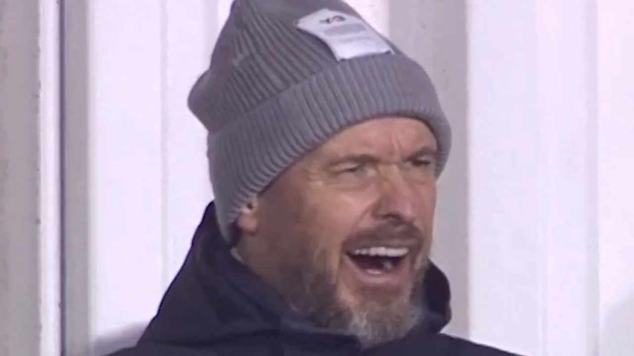 Video: Ten Hag vecht tegen de slaap en zit gapend op de tribune bij Jong Ajax