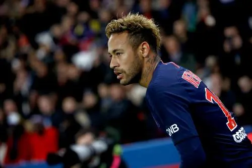 Neymar en PSG boos op Kuipers