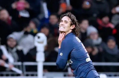 Cavani scoort en valt geblesseerd uit bij PSG