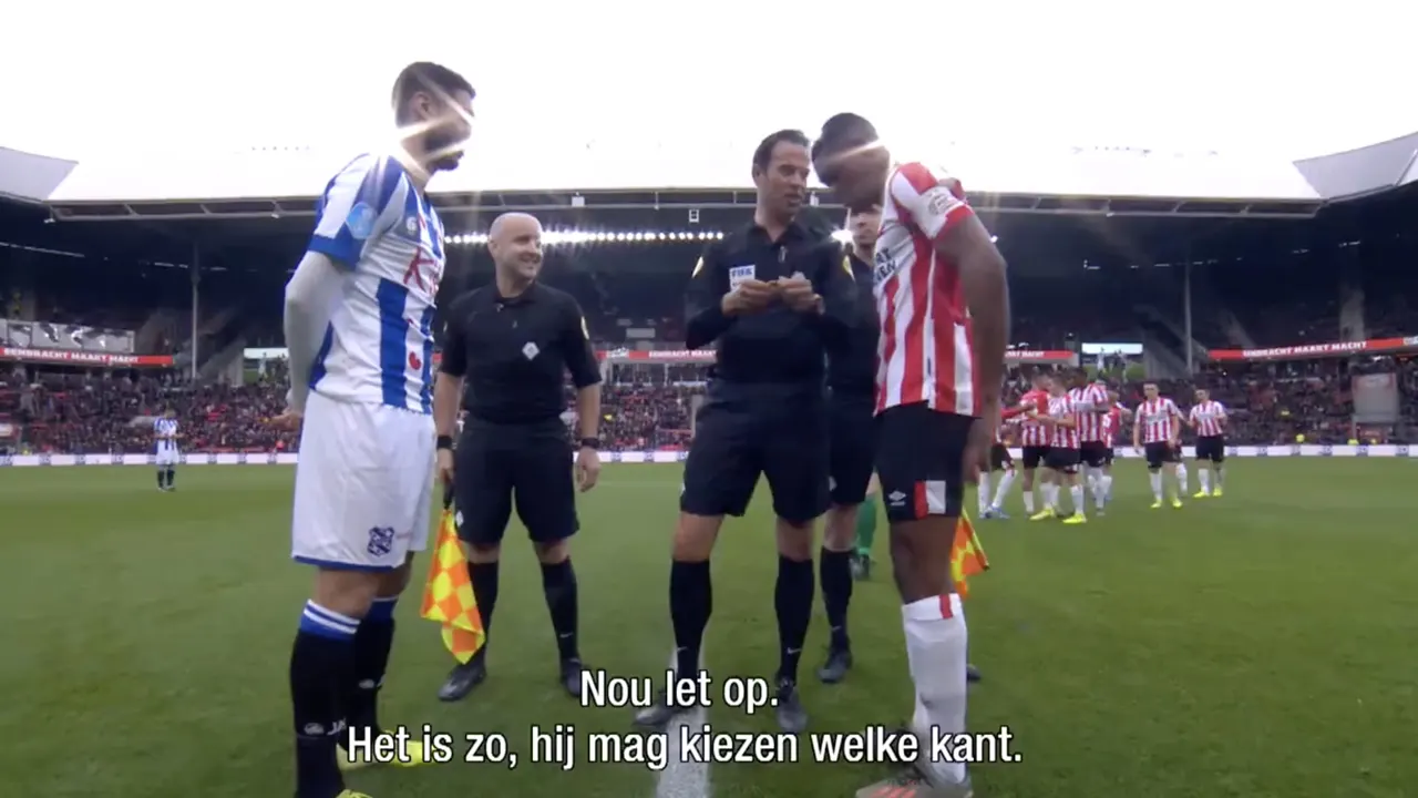 LOL! Dumfries weet niet hoe de toss werkt en Nijhuis schiet te hulp