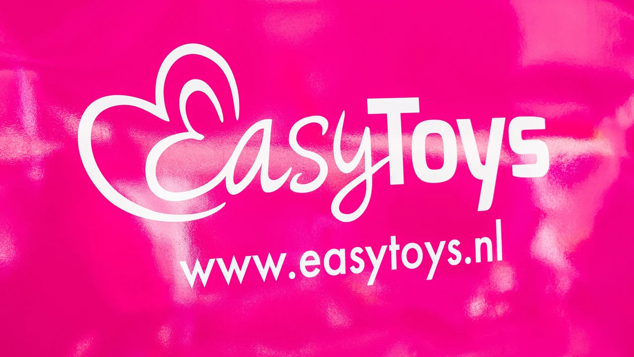 Shell weert ludieke reclame van EasyToys over 'Tarzanbocht' uit tankstations