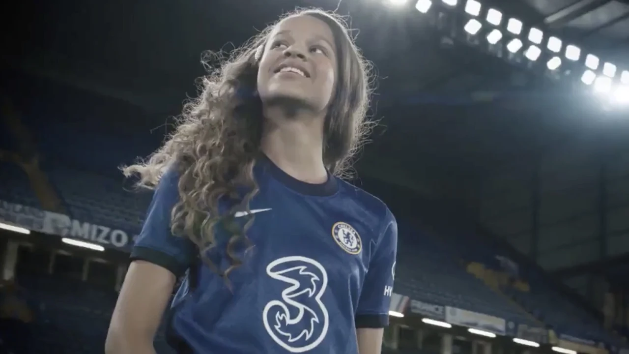 Chelsea en Gullit presenteren nieuw thuisshirt met 'magical story'