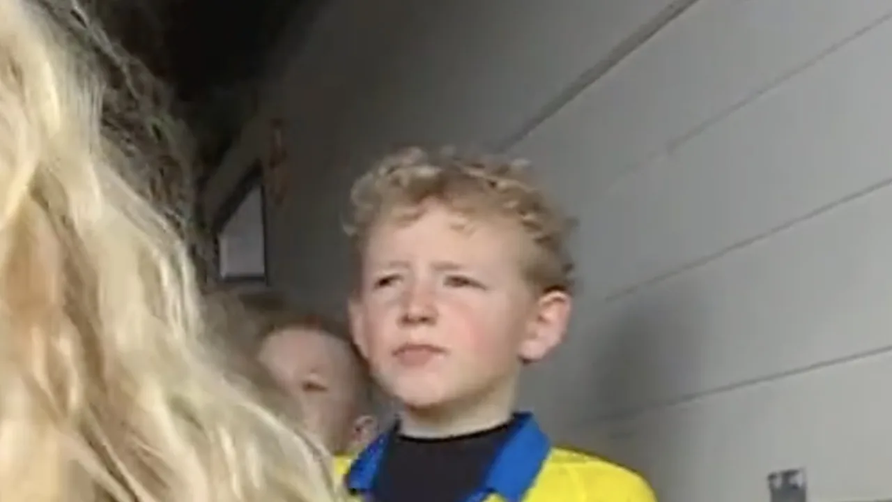 Video: Jonge mascotte geen fan van Remko Pasveer: 'Ik ga hem echt geen boks geven'