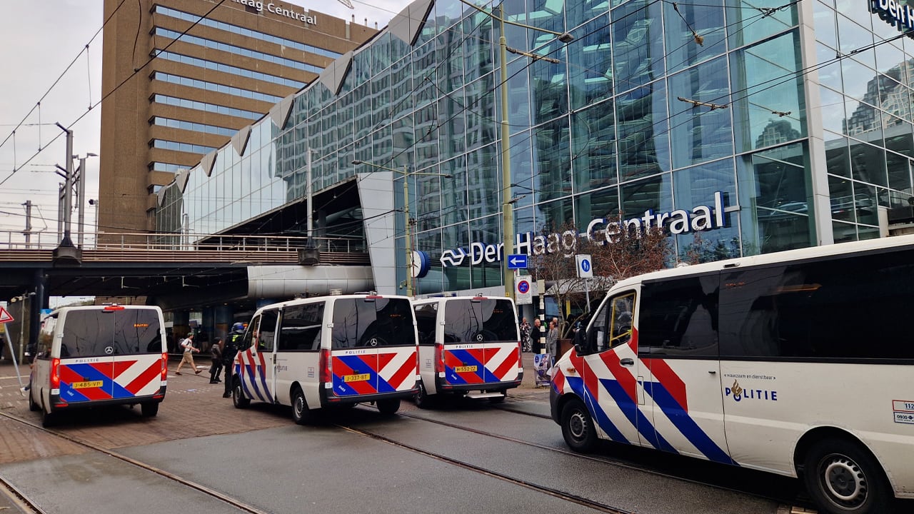 Pro-Palestijnse demonstranten blokkeren treinsporen bij Den Haag Centraal