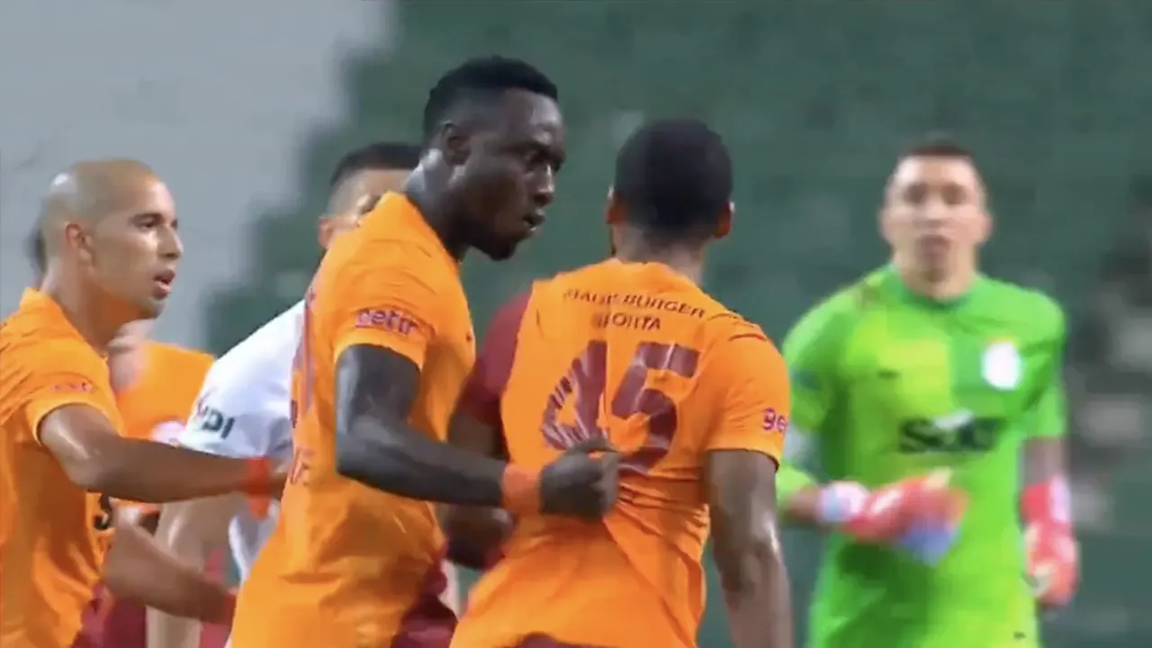 Galatasaray-verdediger deelt kopstoot en klappen uit aan teamgenoot en krijgt rood