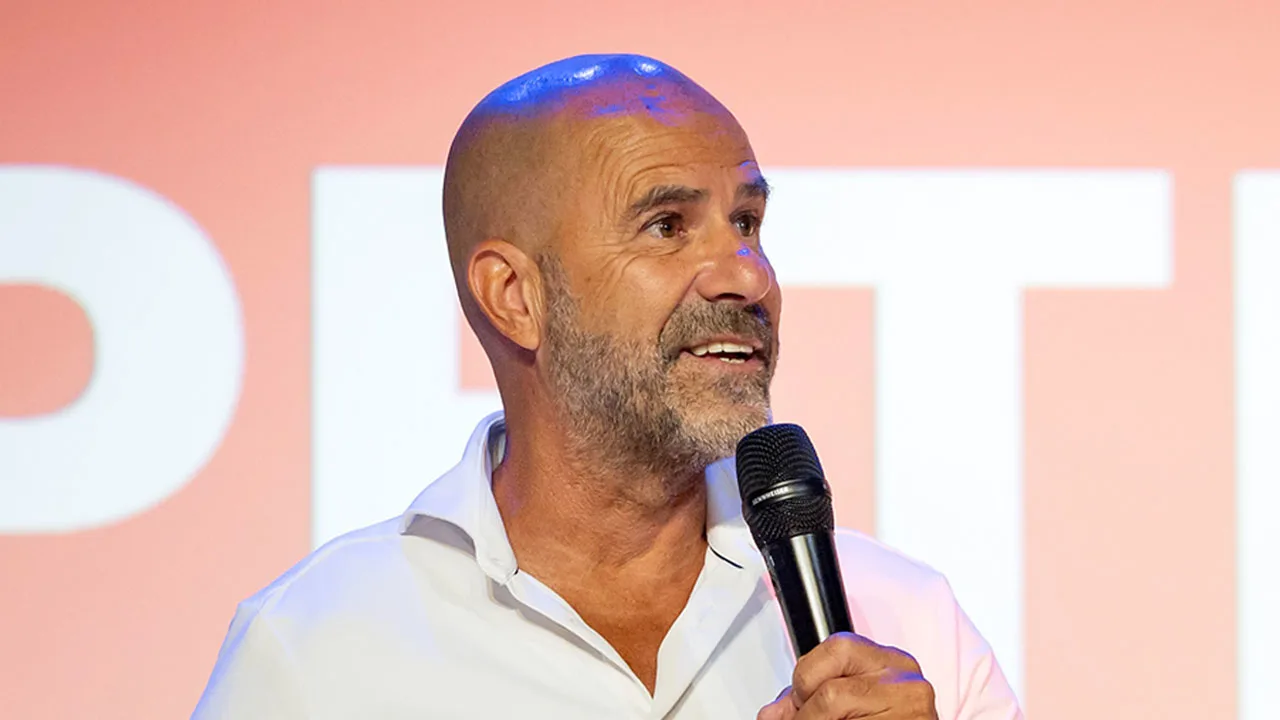 Bosz verbijsterd na winst Rinus Michels Awards: 'Ik dacht dat hij zou winnen'