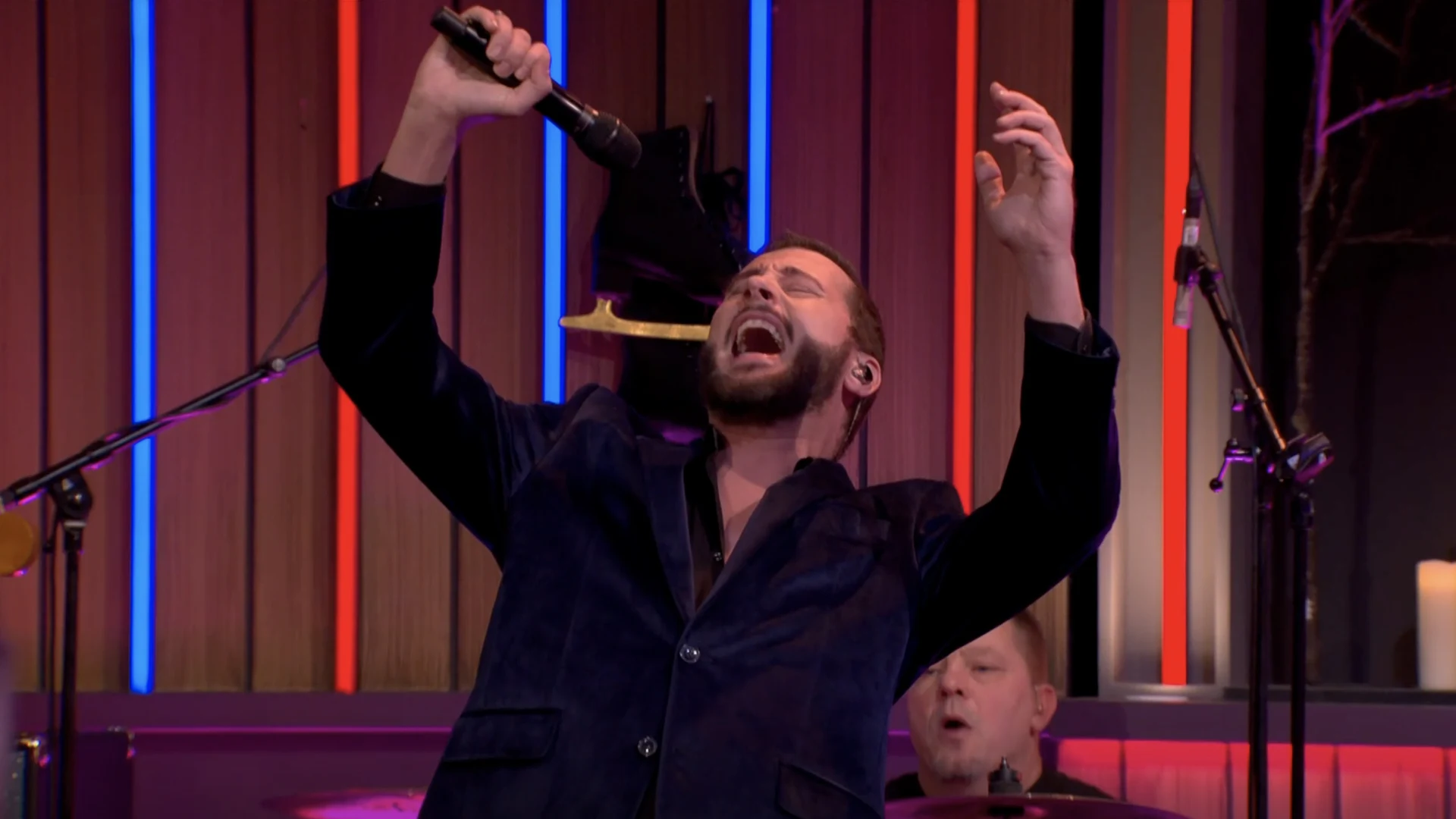 Bouke & The Elvis Matters Band openen De Oranjewinter met Elvis Presley's 'The Wonder of You'