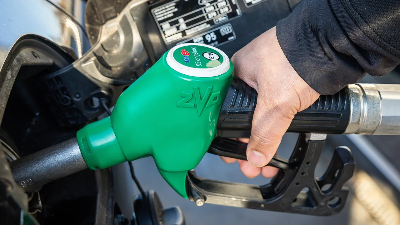 Adviesprijzen benzine en diesel aan de pomp stijgen opnieuw licht en blijven op recordniveau