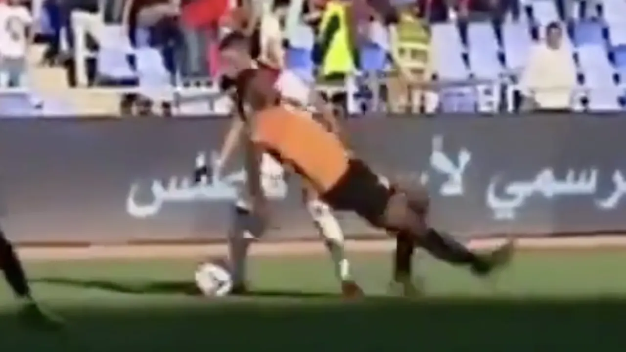 VIDEO: Ziyech on fire: twee goals én tegenstander volledig het bos in