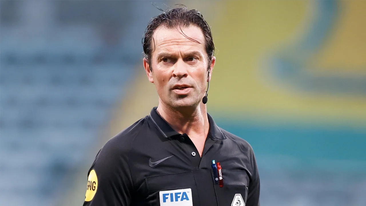 Bas Nijhuis begrijpt collega-scheidsrechters niet: 'Wees een kerel'