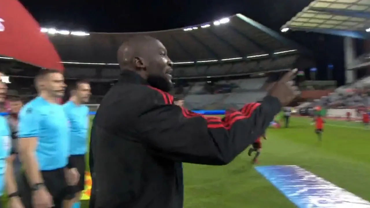 Lukaku grijpt in bij afspelen verkeerd volkslied tijdens EK-kwalificatiewedstrijd