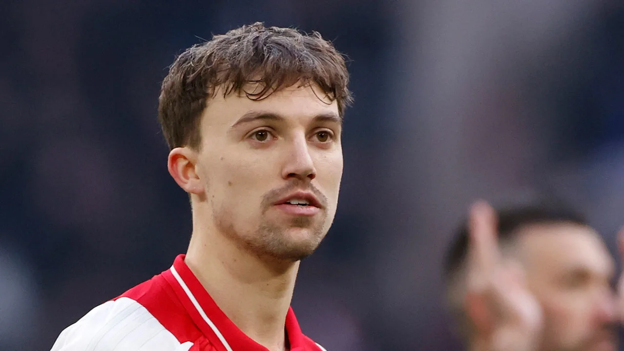 Flinke domper voor Ajax: Youri Regeer direct maanden uitgeschakeld door blessure