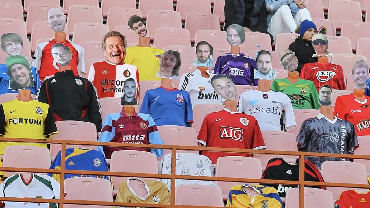 Modepoppen met uitgesneden portretten vullen tribunes in Wit-Rusland