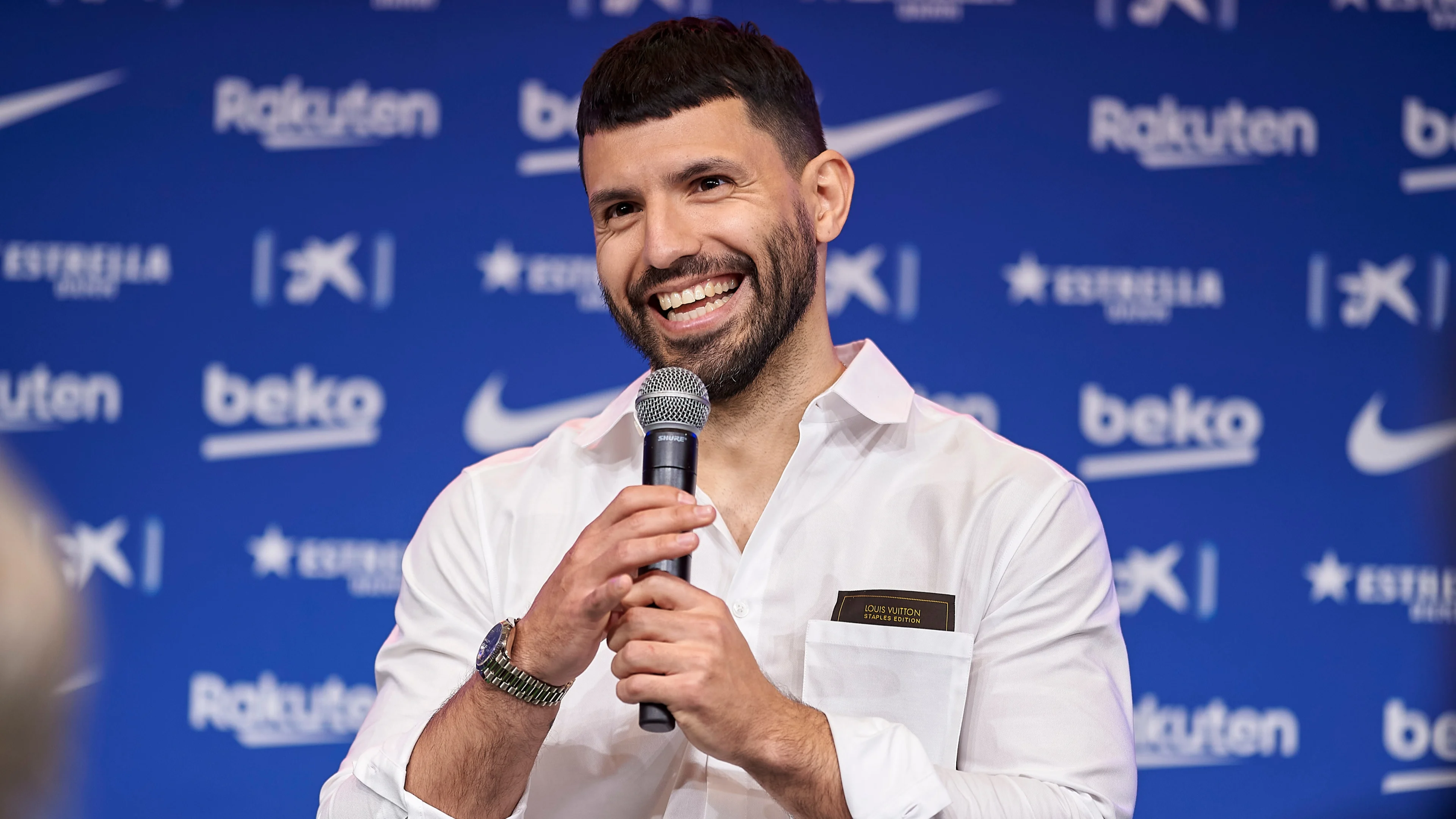 PRACHTIG: Sergio Agüero verloot Range Rover bij afscheid onder City-medewerkers