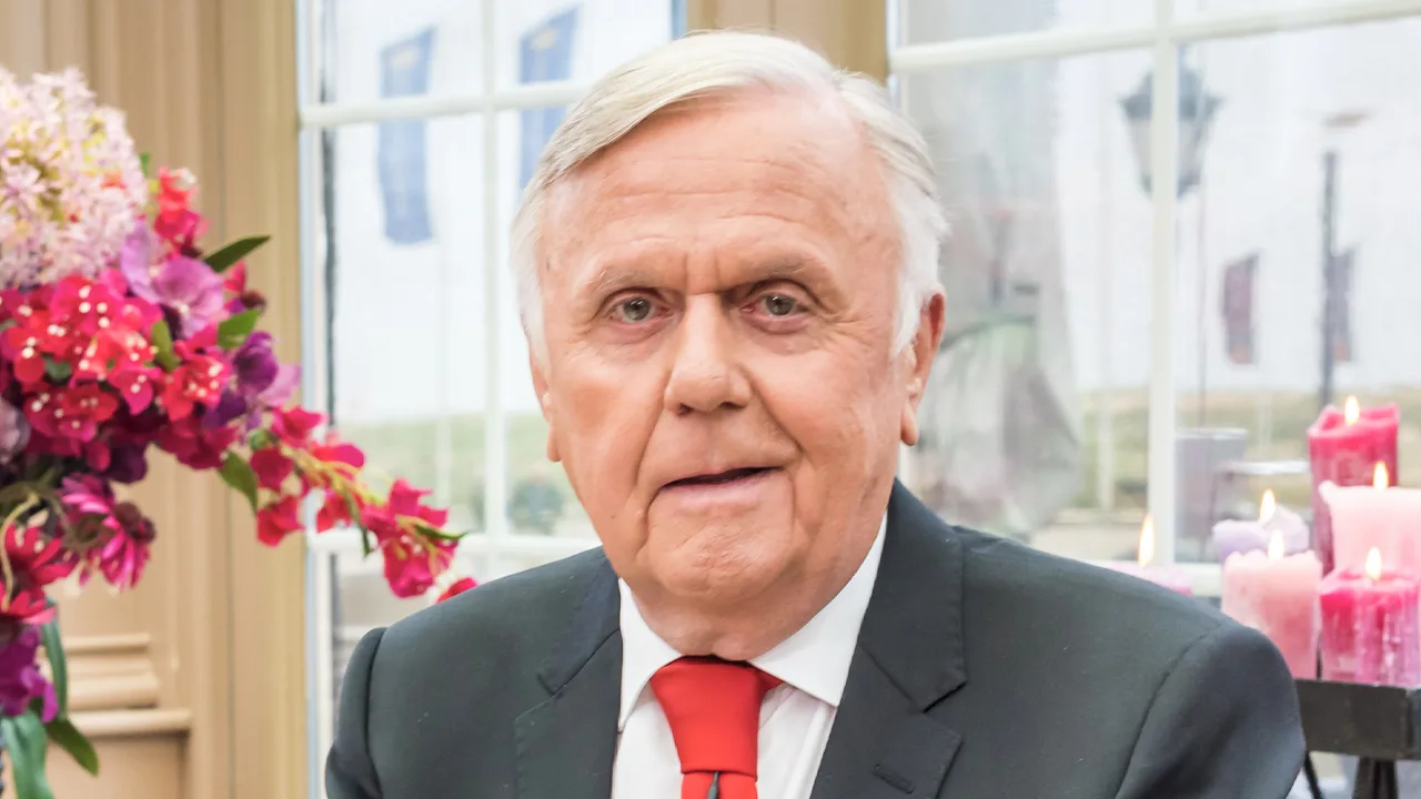 Harry Mens wint Lifetime Achievement Award voor 'parodie op een talkshow'