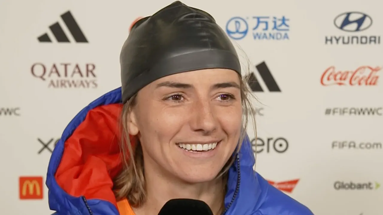 Van de Donk met badmuts voor de camera: 'Waterpolosters, nog iemand nodig?'