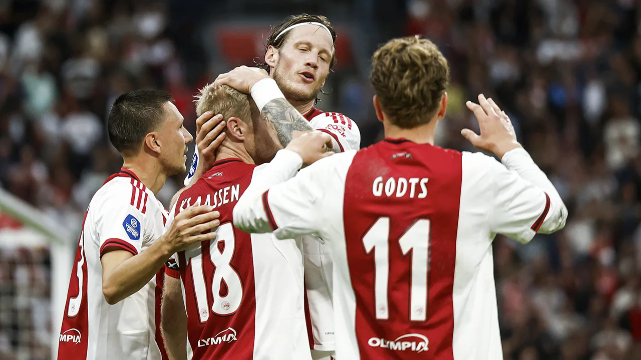 Ajax valt na goede eerste helft terug en wint moeizaam van PEC Zwolle