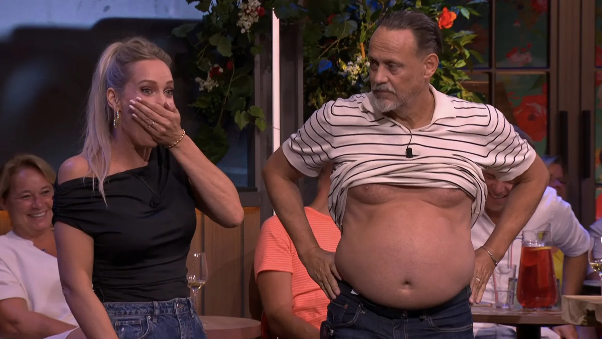 Hugo Borst tilt live op tv z'n shirt omhoog: 'Ik heb een enorme buik!'
