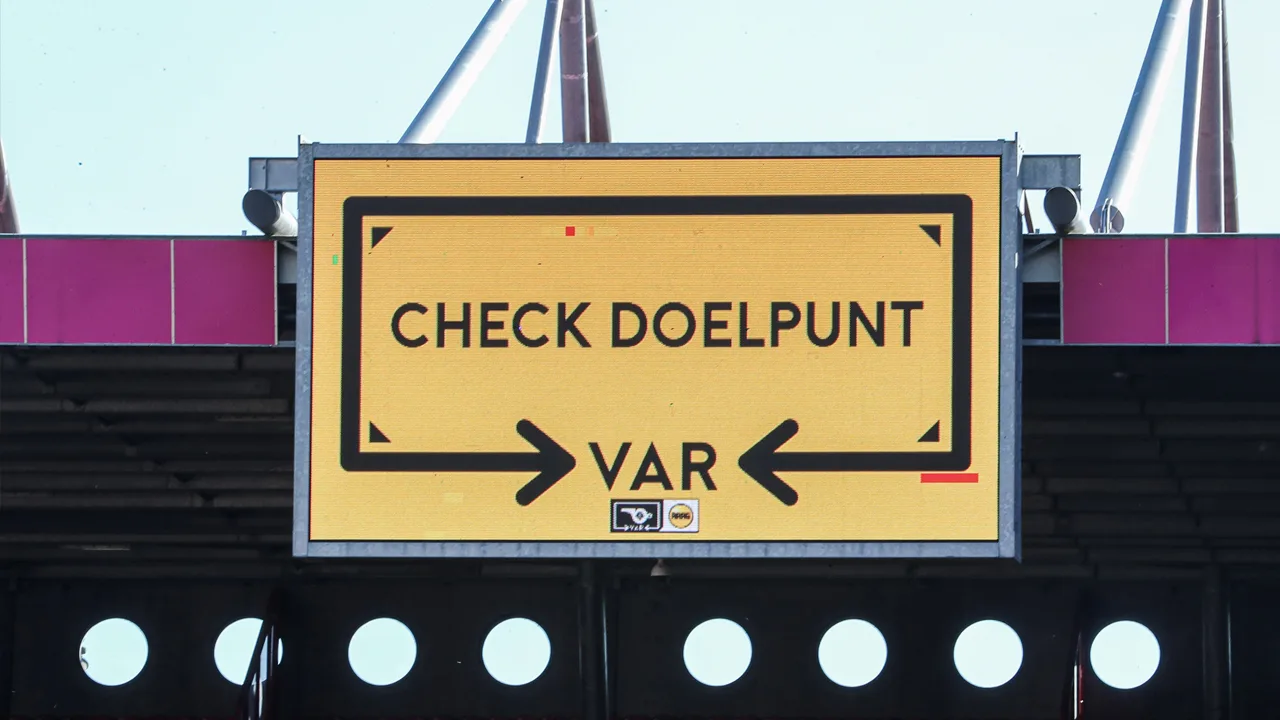 VAR-herhalingen mogen vanaf komend weekend op stadionschermen worden laten zien