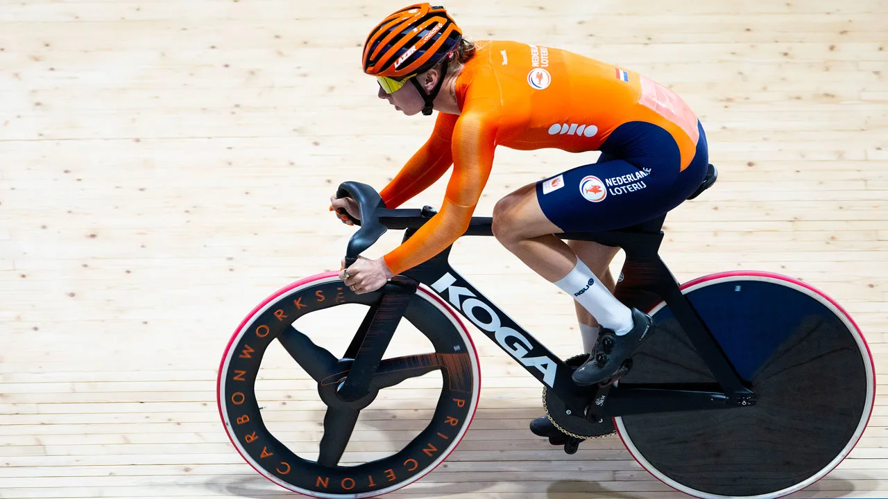 Lorena Wiebes verovert bij debuut op WK baanwielrennen goud op onderdeel scratch