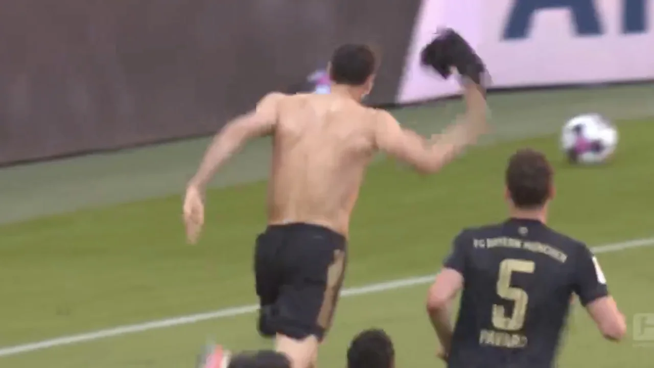 Robert Lewandowski schiet in de 90ste minuut Gerd Müller uit de boeken