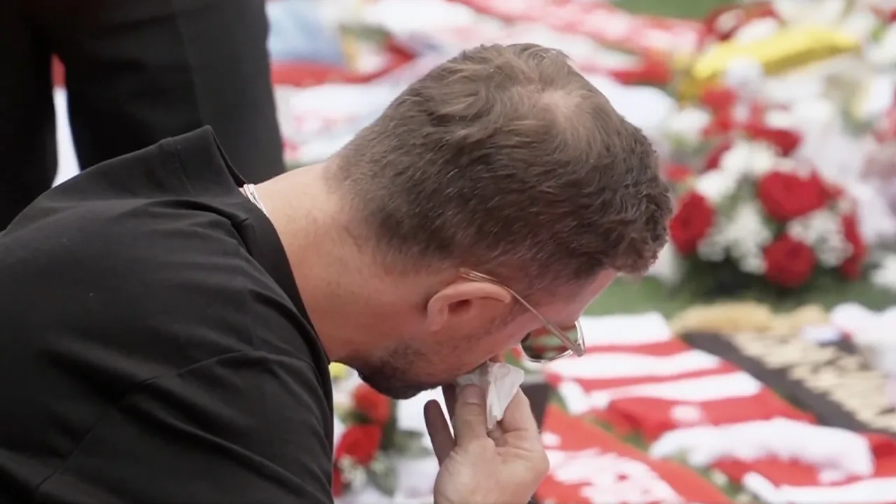 Video: Emotionele Jordan Henderson bezoekt Anfield en betuigt respect aan Diogo Jota