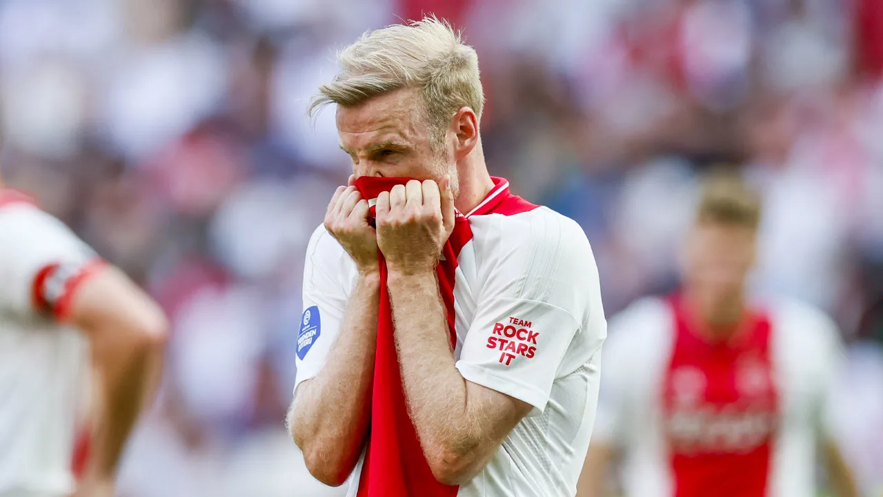 Ajax gaat hard onderuit tegen NEC en zet landstitel op het spel