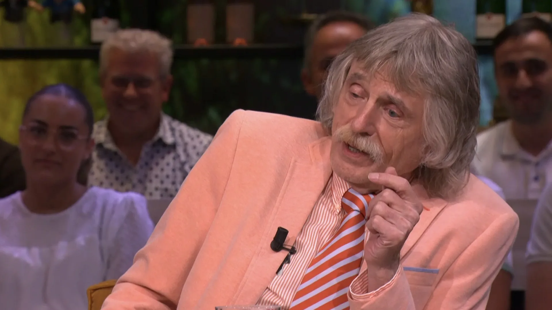 Johan Derksen sliep in één bed met een man: 'Ik voel die grote leuter zo tegen mijn been vallen...'