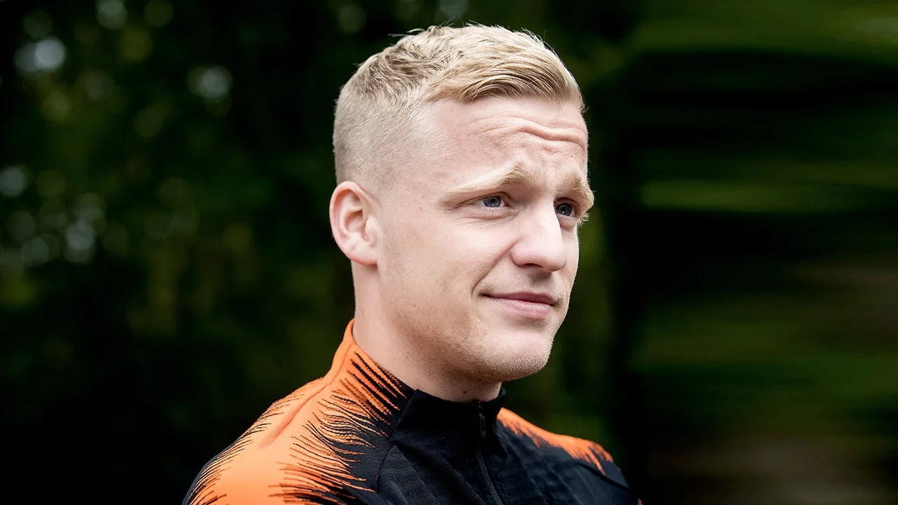 Van de Beek verslaat met United Brighton en Veltman