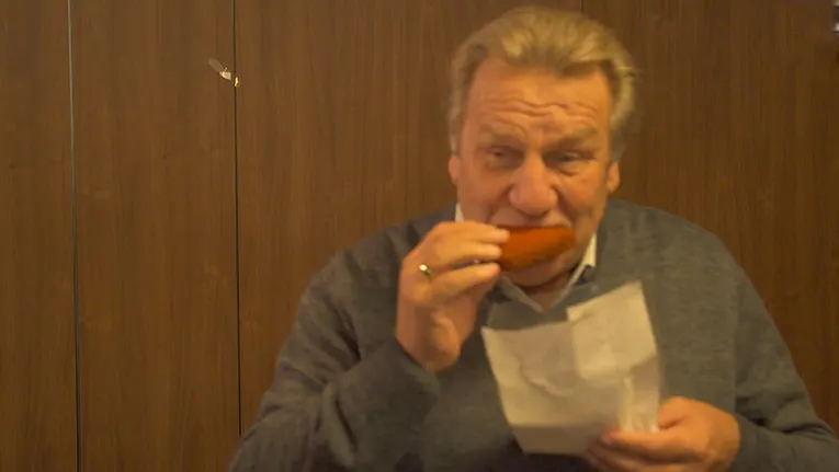 Wilfred en René feliciteren Jan met z'n 70ste verjaardag met bamischijf!