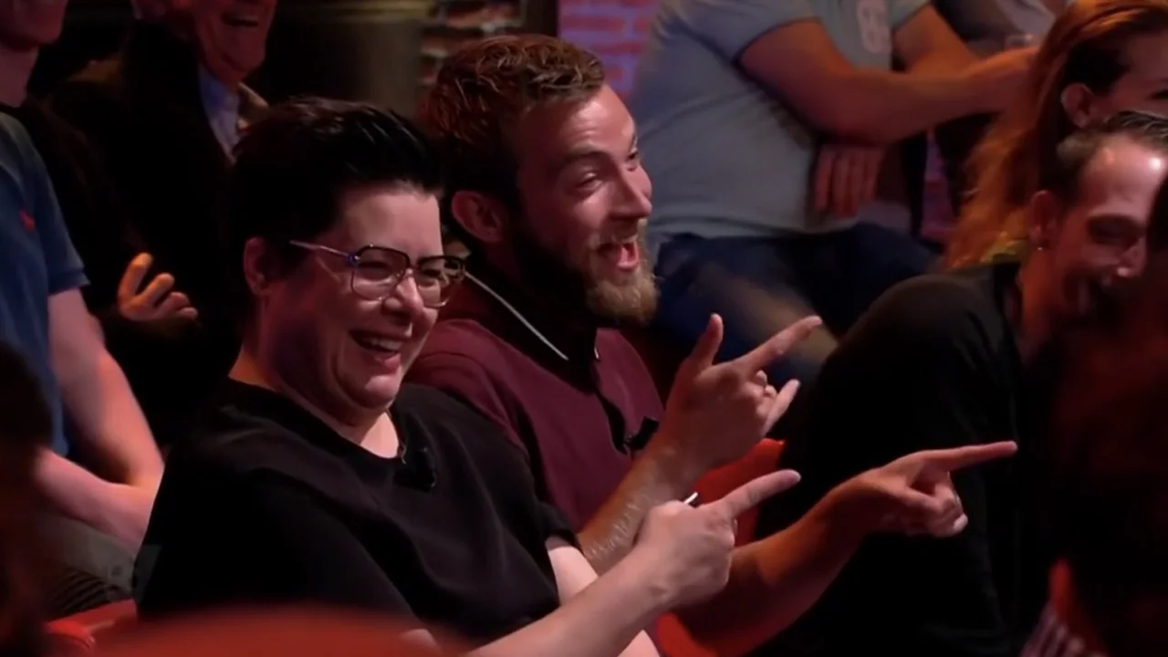 CLASSIC: De mannen zetten doventolk aan het werk: 'Pijpen!'