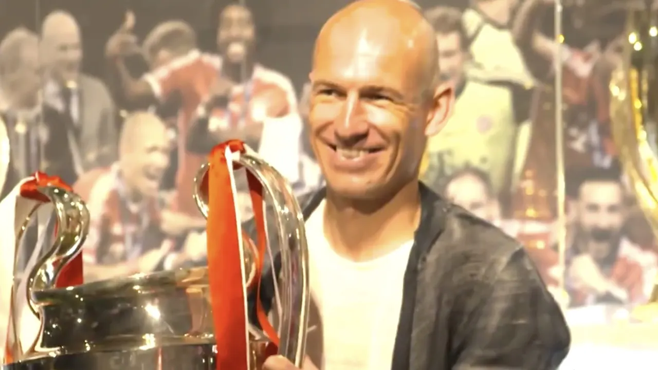 Robben herenigd met CL-beker bij bezoek aan Robbéry-tentoonstelling