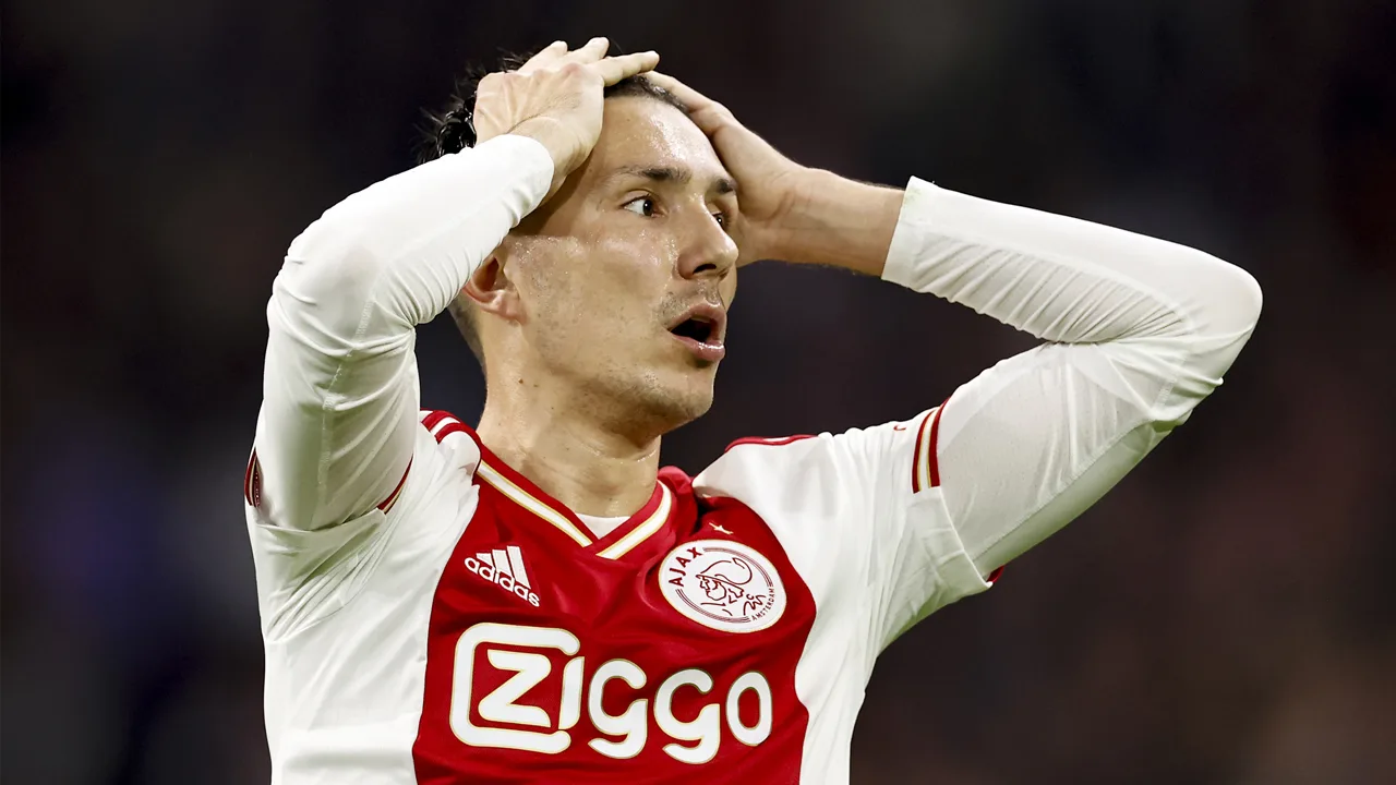 Ajax uitgeschakeld in Champions League na ruime nederlaag tegen Liverpool