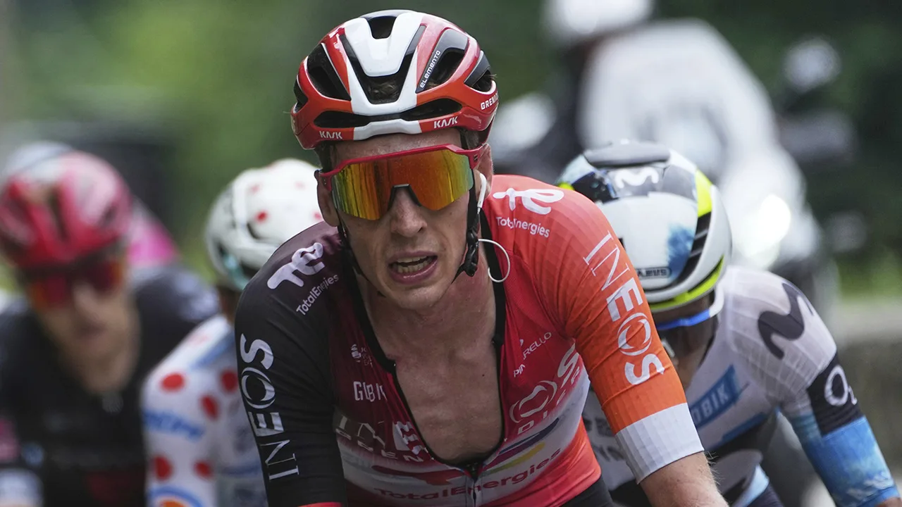 Thymen Arensman wint zware Pyreneeënrit in Tour de France