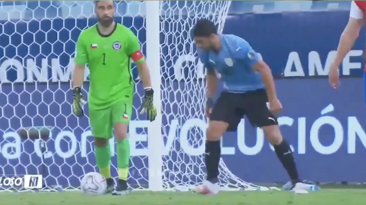 Dit verzin je niet: Suarez hindert doelman Bravo op bizarre wijze