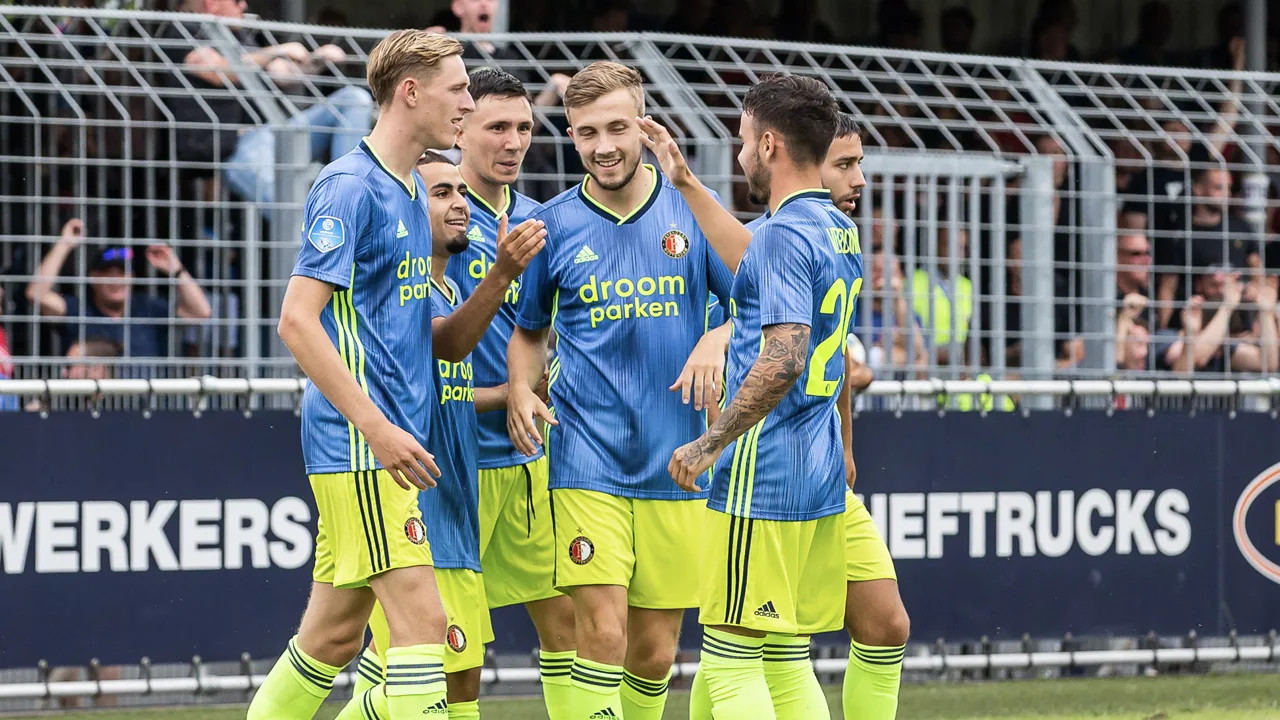 Azarkan helpt Feyenoord aan zege op Dordrecht