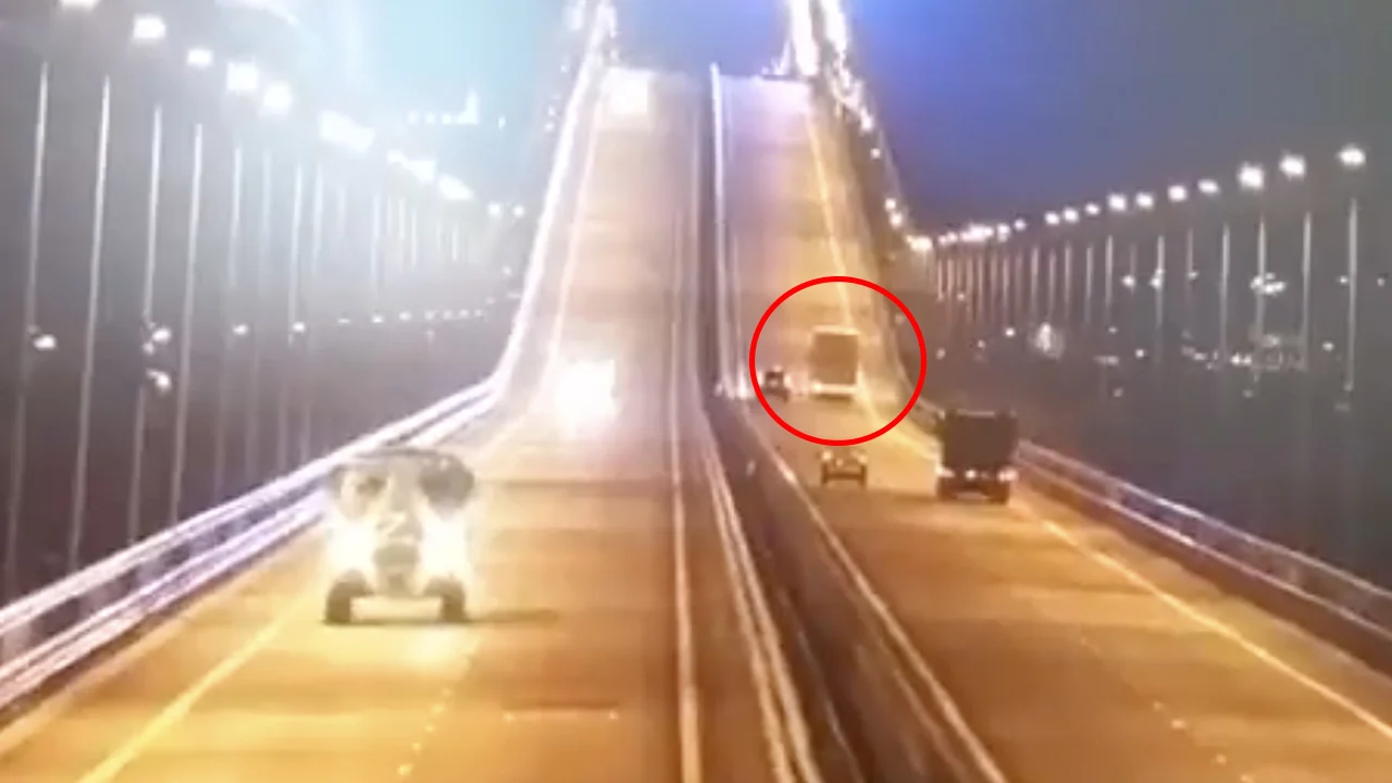 Bizarre beelden tonen opgeblazen brug tussen Krim en Rusland: 'Keerpunt in de oorlog'