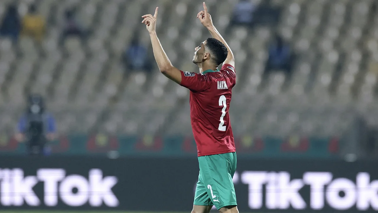 Vrije trappen-koning Hakimi grapt over PSG-sterren: 'Ik zal eens met ze praten'