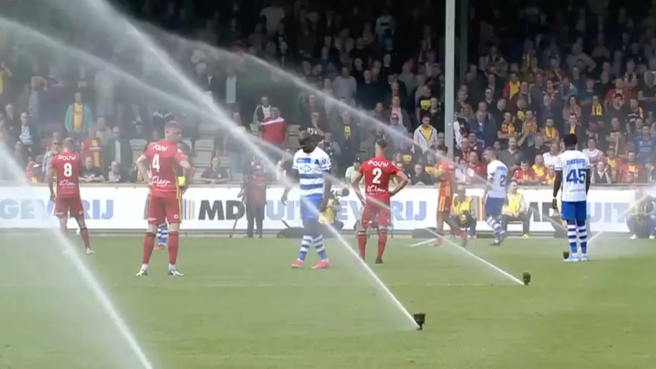 Sproeiers schieten aan tijdens Go Ahead Eagles - PEC Zwolle
