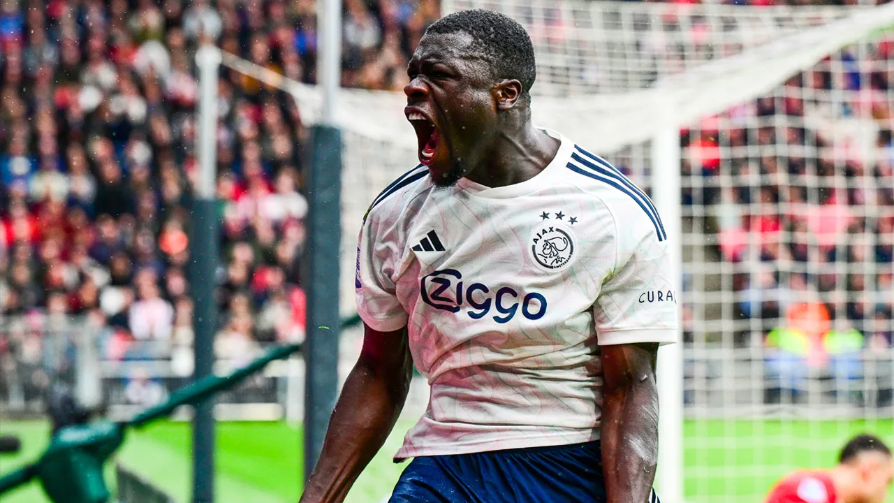 Rust in Eindhoven: Ajax op 1-2 voorsprong door doelpunten Brobbey en Van den Boomen