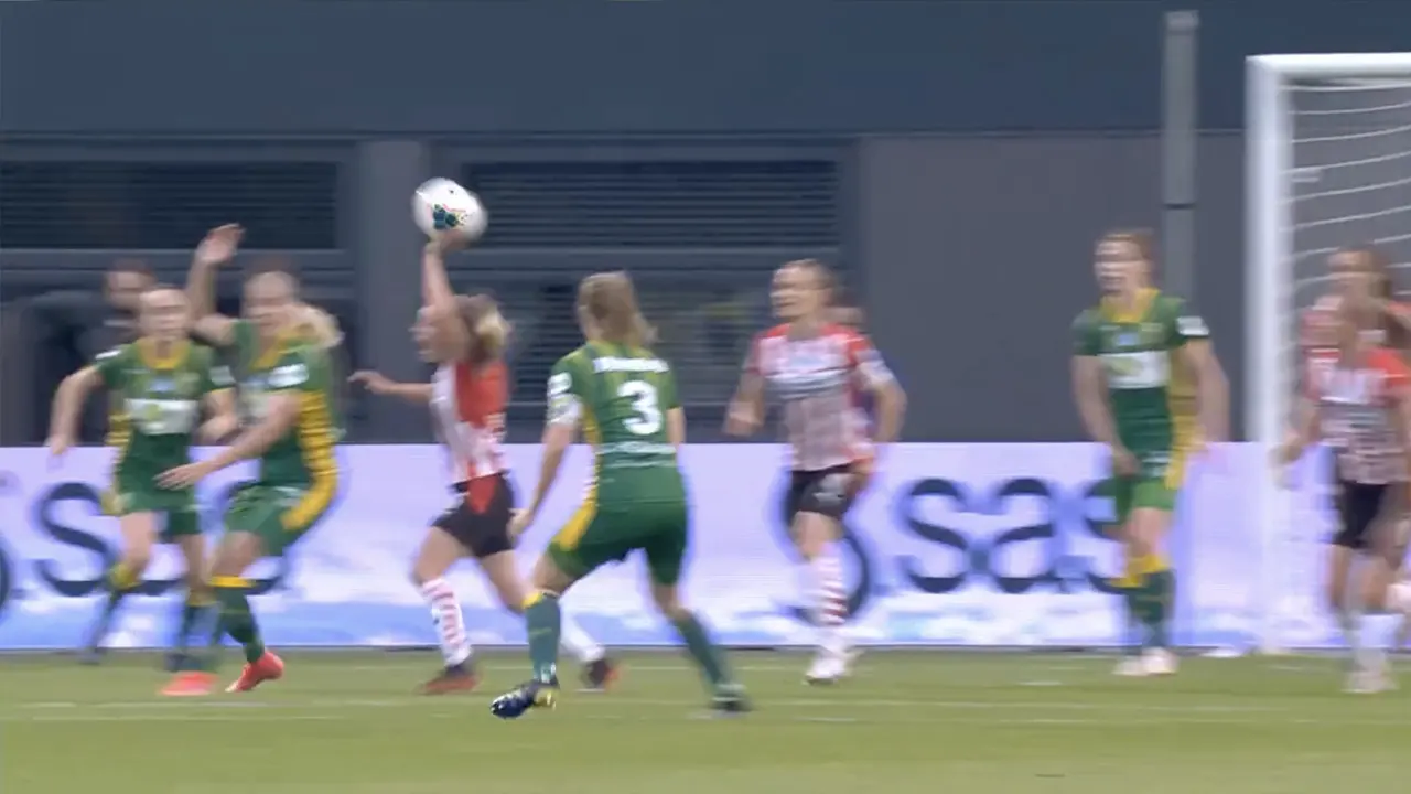 PSV-speelster maakt hands bij appelleren voor hands en krijgt strafschop tegen