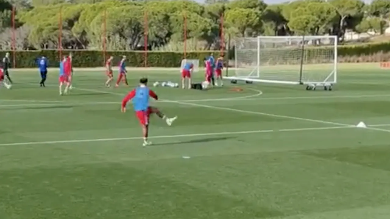 Martínez maakt magisch doelpunt vanachter het doel tijdens trainingskamp