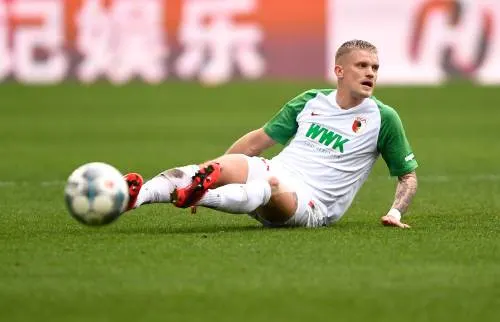 PSV onderhandelt met Augsburg over linksback Max