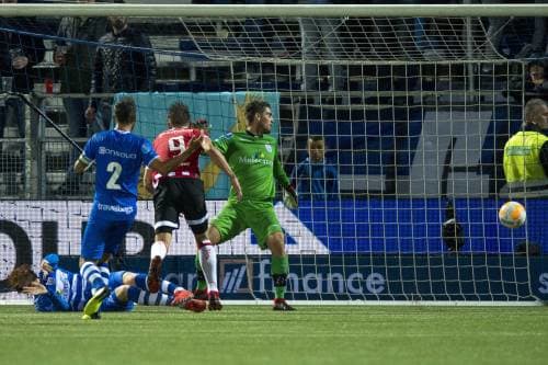 PSV slaat opnieuw toe in blessuretijd