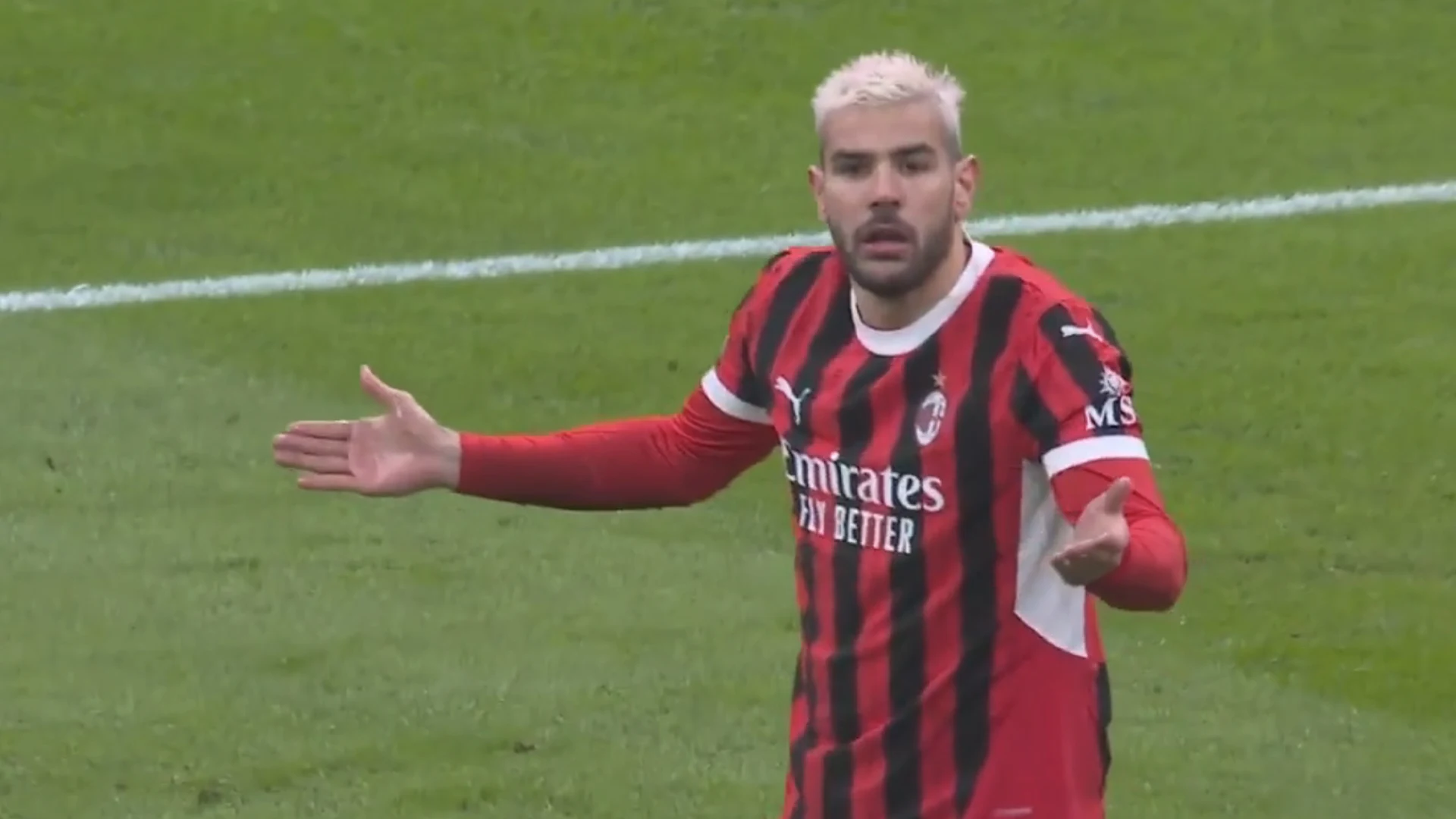 Video: Theo Hernández maakt een schwalbe met geel op zak en moet vertrekken