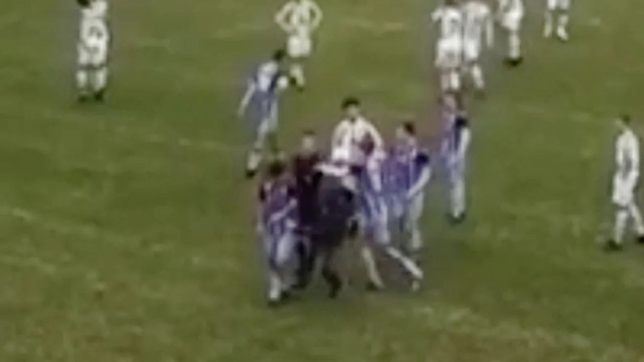 WTF! Trainer grijpt scheidsrechter in kruis, scheids slaat trainer neer