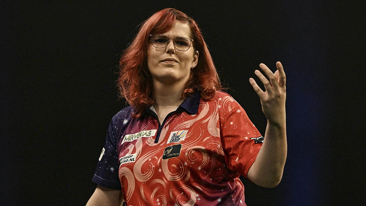 Transvrouwen uitgesloten bij dartsbond WDF: Van Leuven verliest plek op vrouwentour