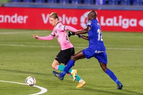 Barcelona kondigt loonsverlagingen voor spelers en personeel aan