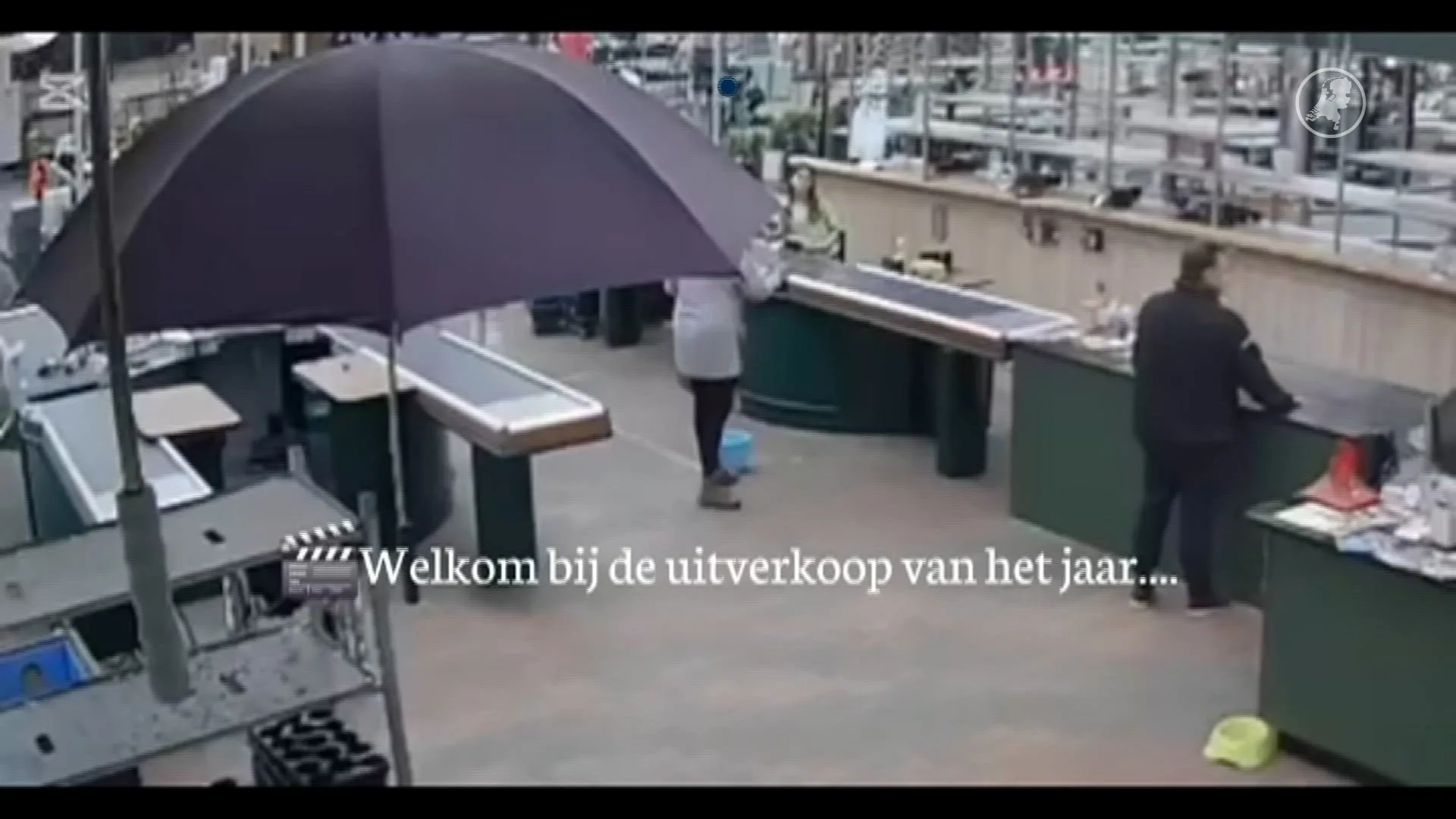 Vrouw plast emmer vol in tuincentrum en gooit 'm leeg