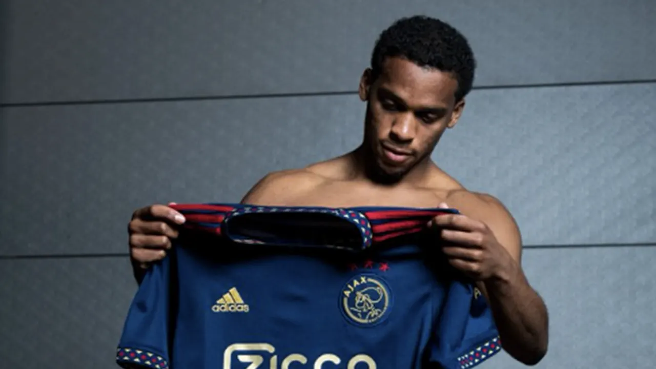 Ajax presenteert nieuw donkerblauw uittenue voor seizoen 2022/23
